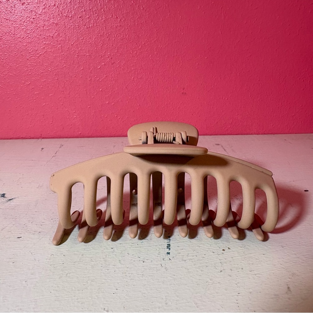 Urban Outfitters Marley Chic Tan Hair Claw Clip EUC - Picture 4 of 6